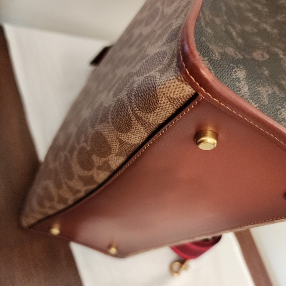 Coach Field Tote 30 in Signature Canvas With Horse and Carriage EUC - Picture 6 of 10